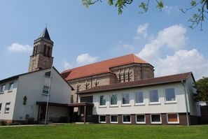 Pfarrhaus, Kirche und Pfarrheim (Mai 2012)